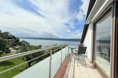 Image de Cozy vacation home on the lake with stunning mountain and beach views