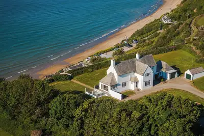 Image de Cliff Top is a refined coastal retreat where luxury meets laid-back living. With panoramic sea views, elegant interiors, and direct access to the beach below, this is the kind of place where time slows and every detail is designed for comfort & ease.