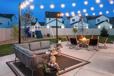 Image de Meridian Luxury | 5br Resort Style, Game Room, Bbq, Fire Pit, Hot Tub