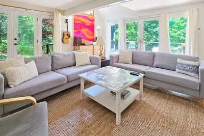 Image de New Listing! 2bd House w/1bd Cottage & Separate Stand-Alone Office--A/C, Deck, Outdoor Shower, Bike to Corn Hill Beach