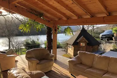Image de Le Ponton: pour un séjour les pieds dans l’eau, à l'esprit bohème, à 1h de Lyon.