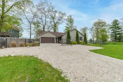 Cozy Lakefront Home, Minutes from Lake Mi, 2 Bedrooms, 2 Bathrooms. Sleeps 6