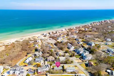 Adorable beach cottage, steps from Bayview Beach, sleeping 12