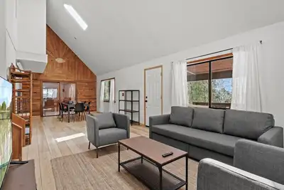 Image de Light Filled Cabin Nestled in Rocky Mountains