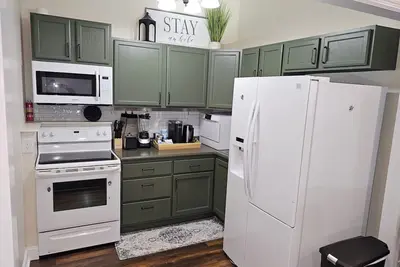 Image de Scenic Serene Spacious Studio 65in Smart Tv WiFi Sun Ticket Laundry Full Kitchen