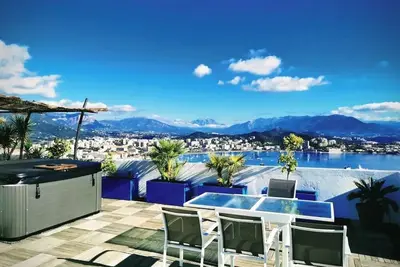 Image de Rooftop luxe jacuzzi terrasse vue mer centre ville