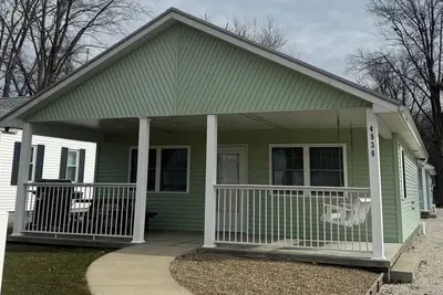 Governor Cottages-Green/ Walk to Gotl Strip!