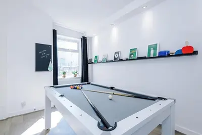 Image de Game Room | Free Parking | 4Bed Home In Salford