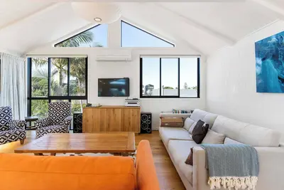 Image de Central Beach Pad - Waihi Beach Holiday Home