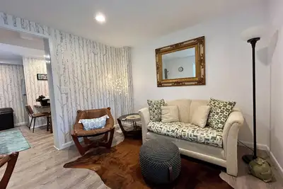 Image de Birch! Your Lovely C'Ville Home Brand New!