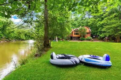 Image de Cabin Zen. Riverfront. Hot Tub. Fire-Pit. Arcades. Pet-Friendly. Sleeps 8+