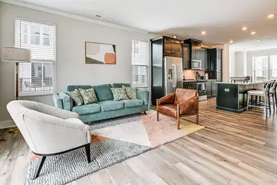 Image de 2 Mi to Uptown Charlotte: Townhome w/ Balconies!