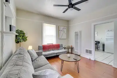 Image de 2 Mi to Old Town Abq: East Downtown Triplex Unit