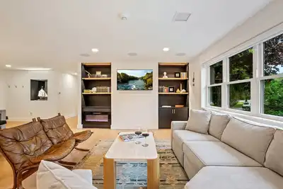 Image de Minutes to Beaches, Fenced In Yard & Deck, Chefs Kitchen, Beautiful Modern Home