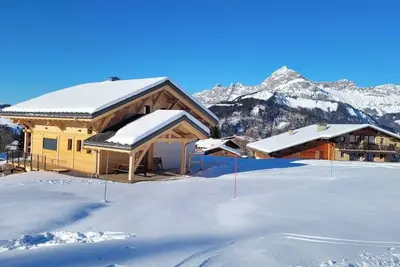 Image de Chalet \"Les 2 Sœurs\" avec vue sur les montagnes, terrasse privée et Wi-Fi