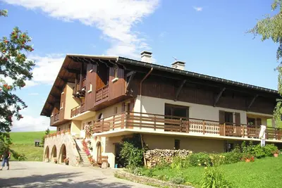 Image de Studio '3 - Le Rodhodendron' avec vue sur la montagne, jardin partagé et Wi-Fi