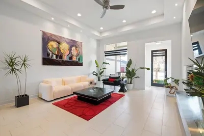 Image de Modern 3-Bedroom Villa Retreat in Omaha – Elegance & Convenience Combined