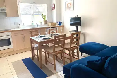 Image de Quiet apartment. Basingstoke Canal. Centre. Few steps to Woking Station.