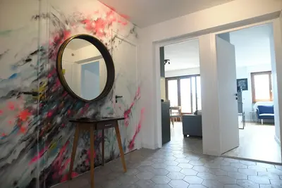 Image de Appartement \"Urban Gallery Grand\" avec vue sur la montagne, balcon et Wi-Fi