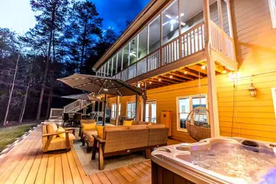 Charming Home on Lake Lanier, sleeps 14, all the amenities! Come make Memories!
