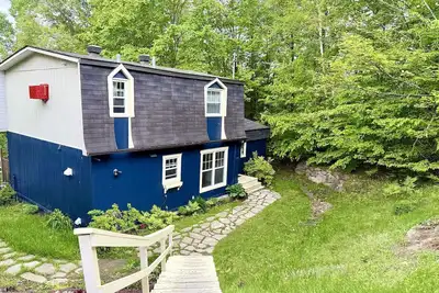 Image de Cozy, Sunlit Family Retreat in Sainte-Adèle – Near Ski, Trails & Spa!