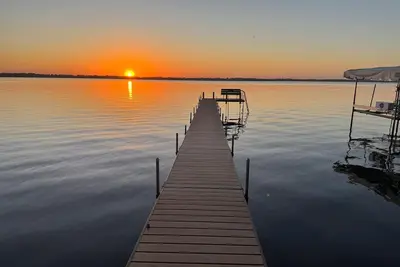 Image de Spirit Lake Retreat - New 2-bedroom lakefront guest cottage in Orleans