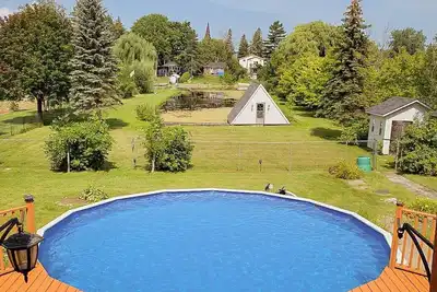 Image de Beautiful Waterfront Cottage with Pool & HomeTheater