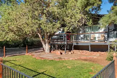 Image de Hike from front door to A+ trails; Bbq yard & more