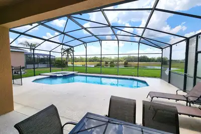 Image de New listing! Beautiful 5 bedroom villa with private pool & lake view!