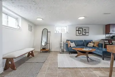 Image de Spacious 2br Bsmt Apt w/ Free Parking