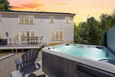 Image de Hemlock Hideaway | 4500 ft. ² New Build w/ Hot Tub