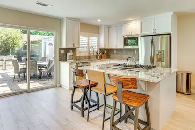 Image de Walk to Park & Aquatic Center: Airy Redding Home!