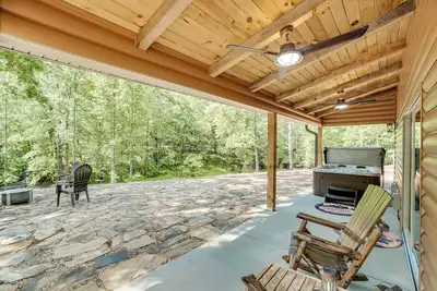 Image de Sip, Hike & Explore: Sleek Retreat in Cleveland!