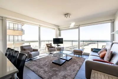 Confort élégant avec vue sur la mer et la jetée