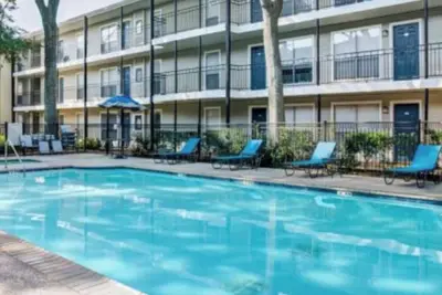 Image de Charming 2-bedroom Houston apartment walking distance from Nrg Stadium