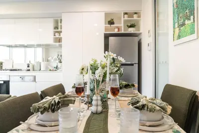 Image de A modern apartment overlooking the Adelaide city center