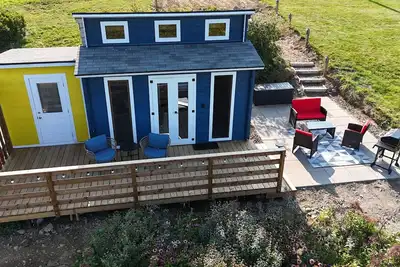 Image de Bunkie with spectacular view, peaceful setting, and close to amenities.