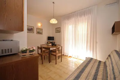 Image de Appartement accueillant avec balcon près de la plage et du centre