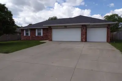 Image de Spacious 4-bedroom house/ Wi-Fi & Work Space/Garage/Fenced yard