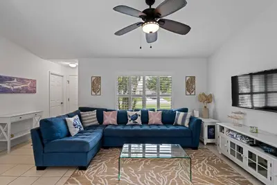 Venice Coastal Vibe - Serene Pool Home