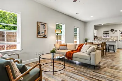 Image de Modern & Spacious, Walk to historic Downtown | Tsh