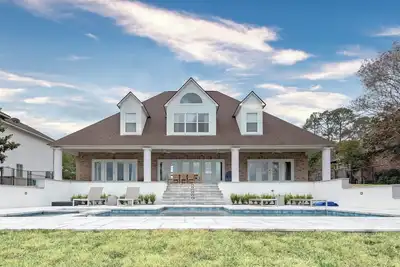 Image de 4500 square feet of serenity on False River