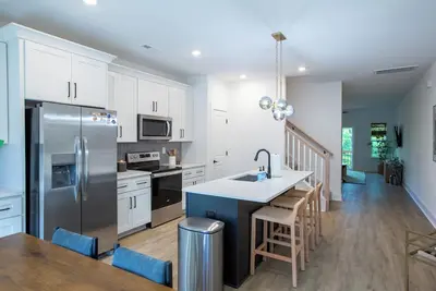 Image de Newly built - near southend/uptown 3-bedroom townhome