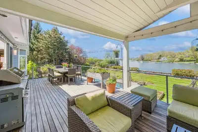 Image de Spectacular Westchester Waterfront Rental: Stunning Views Pool Hottub Gym & Dock