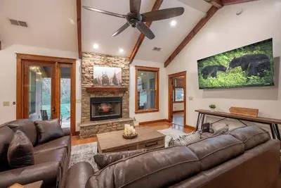 Luxury Condo In The Heart of The Smokies! Pool/WiFi/Game Room/Views/Fire Pit!