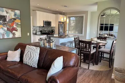 Image de Stylish 2-Bed Modern Home: Private Backyard, Deck & Patio, Short Ride to Lake