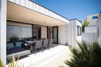 Image de Small cozy home just about 30 meters away from a bar, pool and beach.