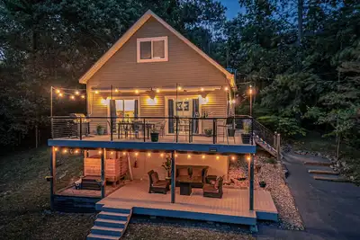 Image de Lakefront Property w/ private dock - Sleeps 8 with Kayaks, Sup, & H2o trampoline