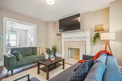 Image de Franklin Park Tudor • 5bd w Sunroom, Nationwide, Osu, Pet friendly, Fenced yard