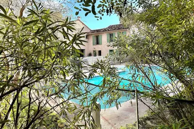 Image de Mas provençal avec grande piscine près de la plage et du Velodrome